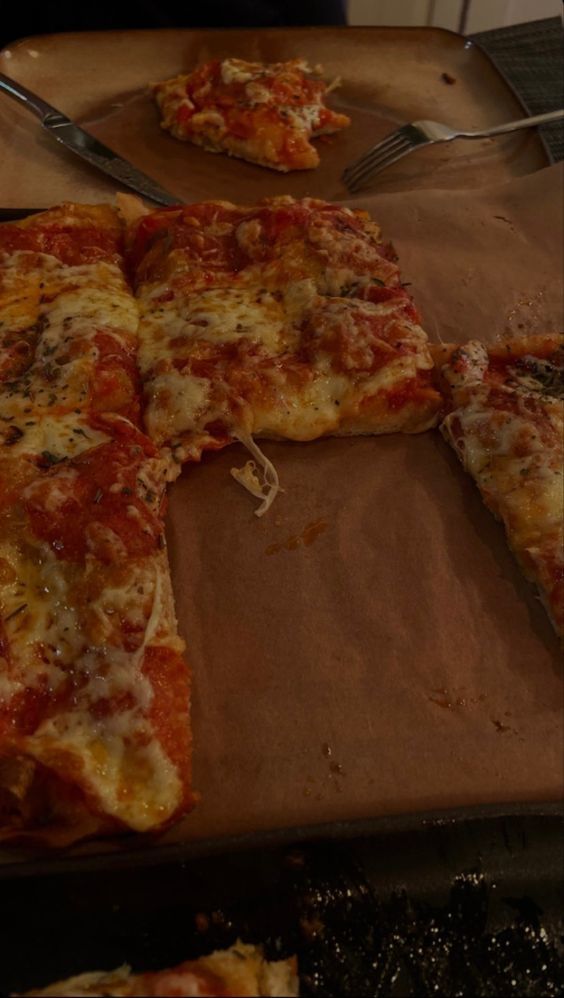 Pizza çatalla yenmez mi?