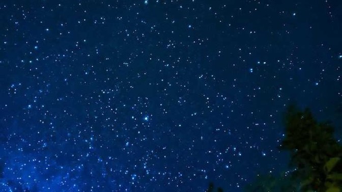 Sevgilinizle/eşinizle gece gökyüzü gözlemevlerine gitmek mi, evinizin penceresinden bakmak mı hangisi daha romantik sizce?