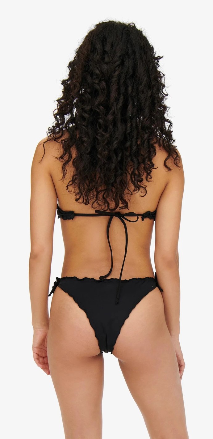 Tanga bikini ile plajlari sallamak eşin sevgilinin hosuna gider mi?