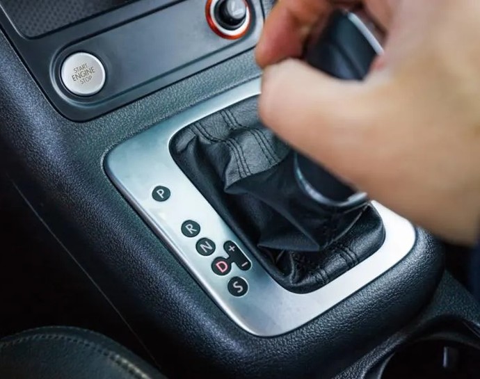 Yeni ehliyet alacaklar düz vites mi, otomatik vites mi tercih etmeli?