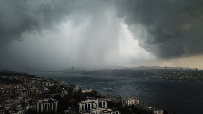 Olumsuz hava koşulları nedeniyle İstanbul Boğazı gemi trafiğine kapatıldı. Bulunduğunuz yerde hava nasıl?