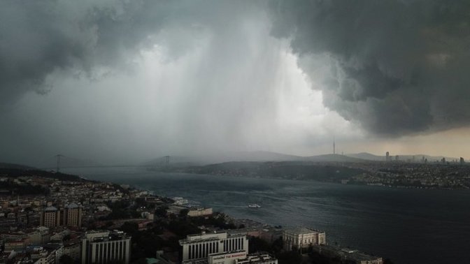 Olumsuz hava koşulları nedeniyle İstanbul Boğazı gemi trafiğine kapatıldı. Bulunduğunuz yerde hava nasıl?