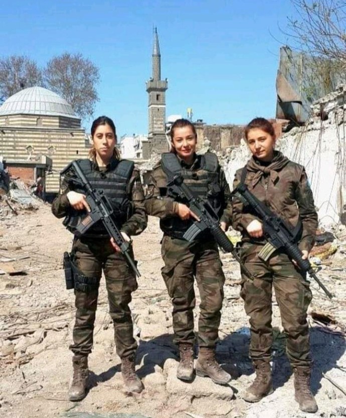 Acaba bunlar kim?