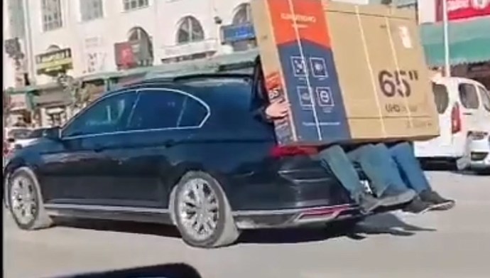 Şanlıurfada yeni televizyon alan biri, nakliye parası vermemek için bagajda 2 kişiye taşıtmış! Başka ülkede yaşayamam diyor musun?