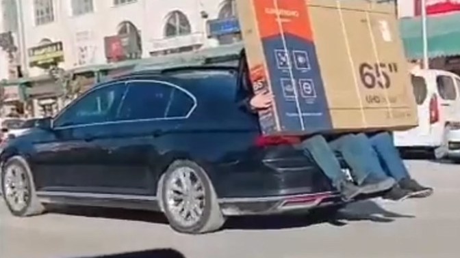 Şanlıurfa'da yeni televizyon alan biri, nakliye parası vermemek için bagajda 2 kişiye taşıtmış! Başka ülkede yaşayamam diyor musun?