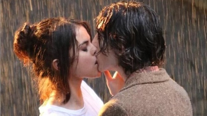 Yağmur altında öpüşmek romantik mi?