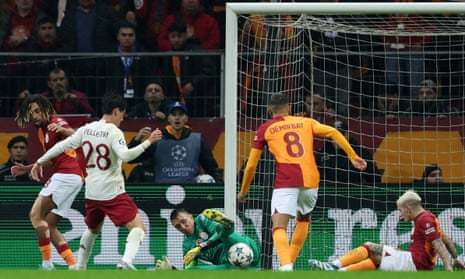 Galatasaray 3 - Manchester united 3... Hakem rezaletine rağmen Galatasaray 2-0dan maçı 3-3 getirmesini bildi! Maçı nasıl buldunuz?