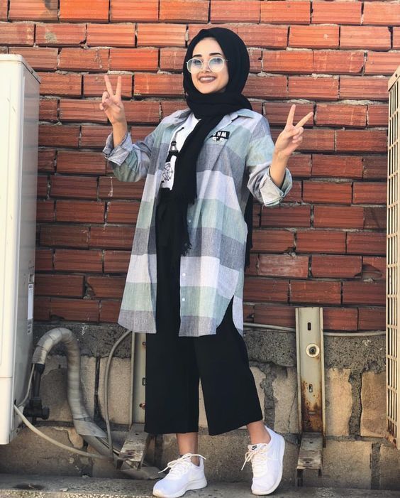 Tesettürlüyken baştan aşağı siyah mı giyinilmeli?