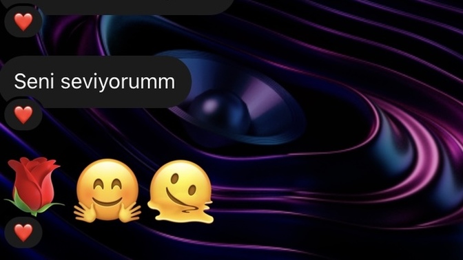 Buradaki sevgi arkadaşça mı sizce, aşk kokusu mu var?