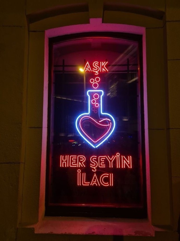 Aşk her şeyin ilacı mı?
