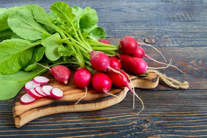 Yemeklerin yanında hangisini daha çok arıyor gözlerin? Salata mı turşu mu?