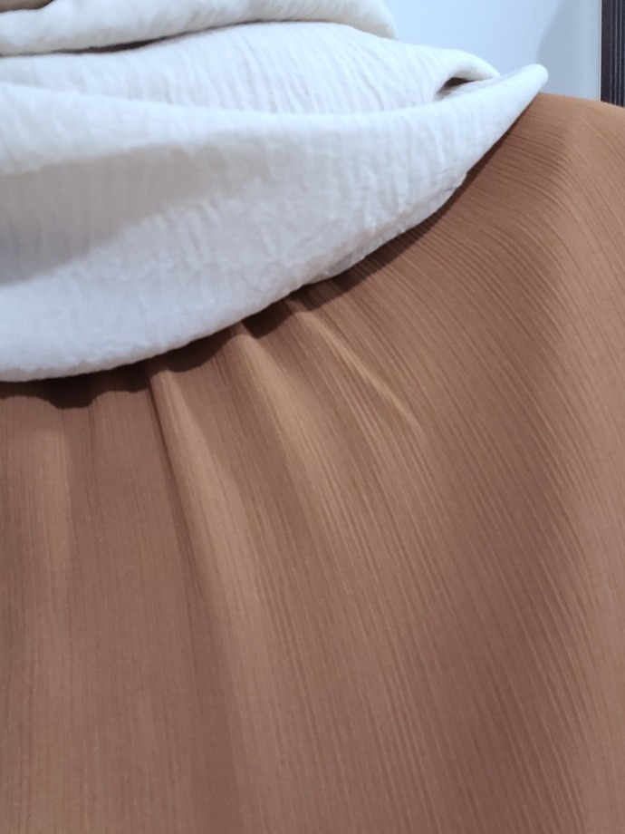 Düğün için krem rengi şalla kiremit rengi elbise, altına da siyah ayakkabı olur mu sizce?