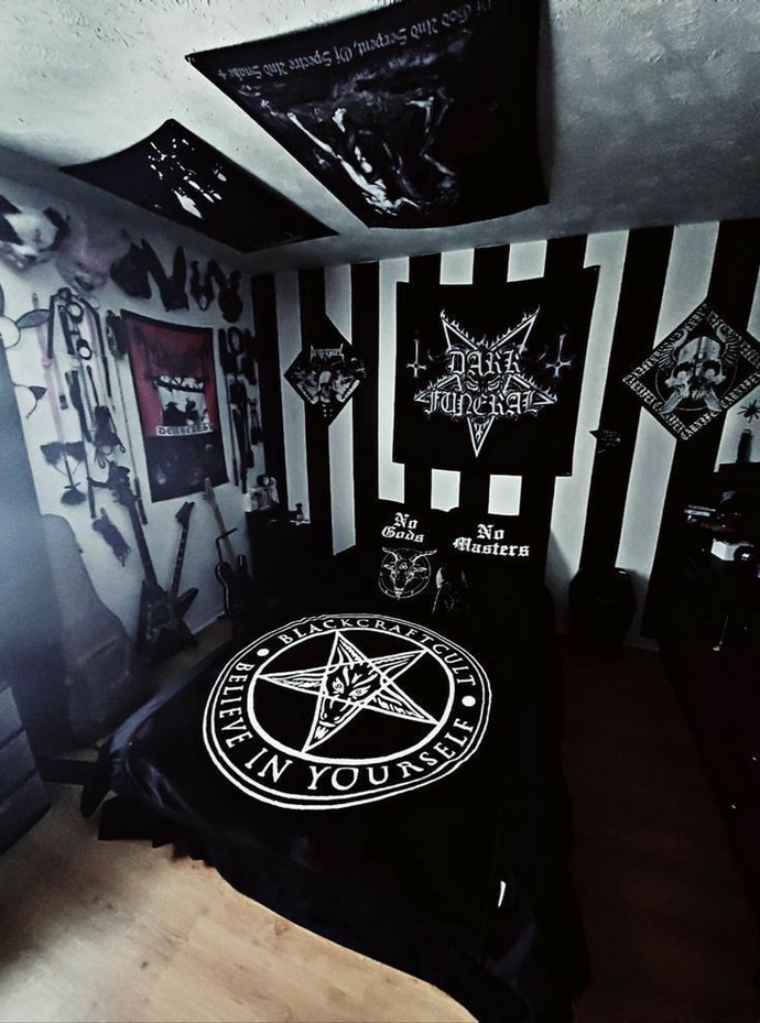 Satanist olsaydınız odanızı böyle yaparmıydınız?