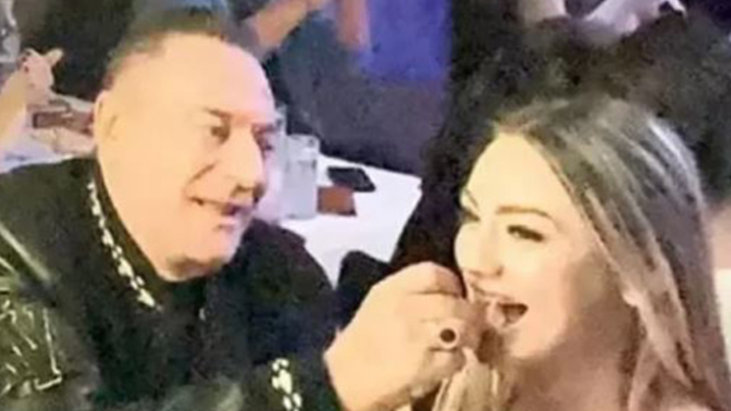 66 yaşındaki şovmen Mehmet Ali Erbil 22 yaşındaki sevgilisi ile görüntülendi. Neler düşünüyorsunuz?