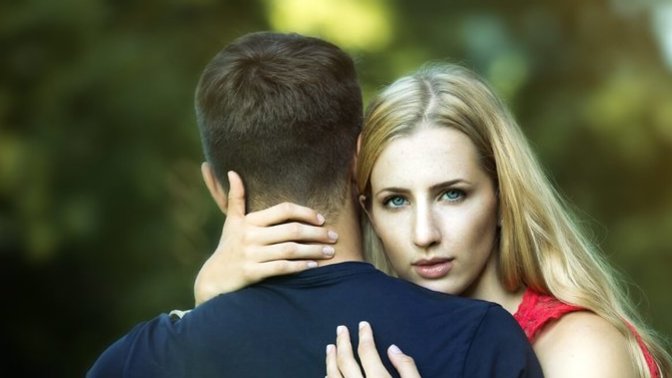 İlk adımı atan kadın erkeklerin gözünde cesur mudur, basit mi?