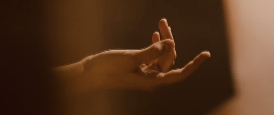 Tatmin olmayan eşin gözü dışarıda olur.