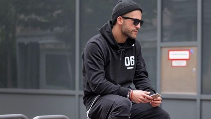 Erkek arkadaşım her yerde spor eşofman giyiyor. Giyim tarzını nasıl değiştiririm?