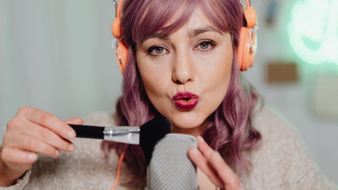 Asmr videoları ile uyuyanlar burada mı?