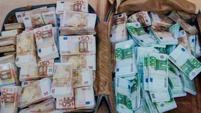 Çanta dolusu Euro bulsanız sahibini mi arasın yoksa çantayla birlikte kayıplara mı karışırsınız😅?