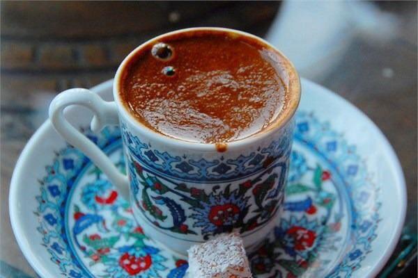 Türk kahvesini şekerli mi, az şekerli mi, yoksa orta şekerli mi içersin?