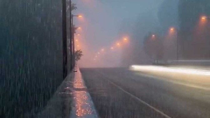 Fırtınalı yağmurlu havalarda müzik dinlemek mi, yağmura odaklanmak mı daha güzel olur sizce🖤?