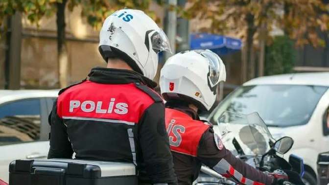 Polisler neden çok yakışıklı, polis sevgili nasıl yapılır?