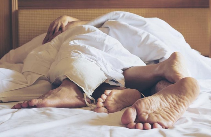Sex sonrasında sarılıp mı uyursunuz, birbirinizden ayrı mı uyursunuz?