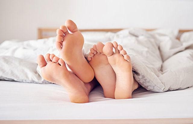Sex sonrasında sarılıp mı uyursunuz, birbirinizden ayrı mı uyursunuz?
