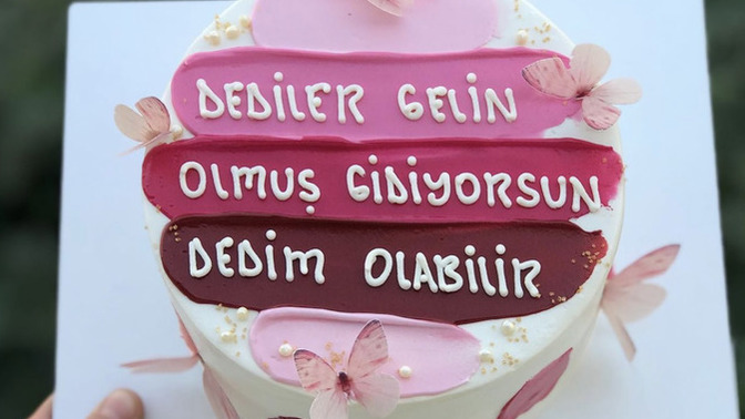 Bu tür yazılı pastaların çapı ve yüksekliği ne kadar biliyor musunuz, büyüklüğü nasıl oluyor yani, küçük mü?
