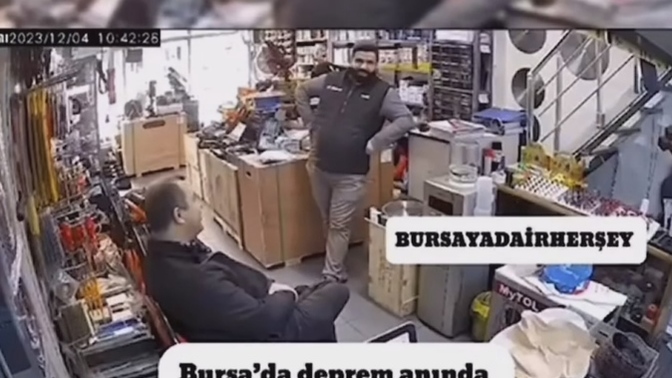 Bursa'da deprem anında dâhi çayını bırakmayan bu abimiz hakkında ne düşünüyorsunuz?