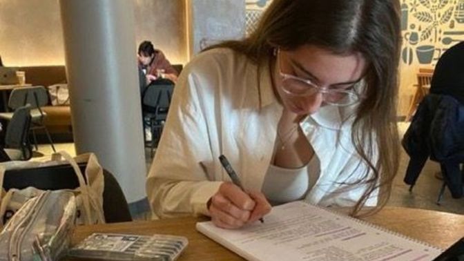 27 yaşındayım, 2 yıllık 3 bölüm daha okuyacağım, sizce çok tuhaf ve çok geç mi olur?