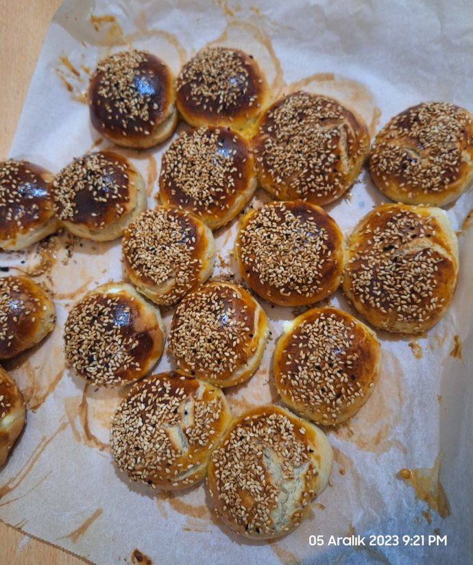 Sabah poğaça alacaktım kalmamış bende eve gelince poğaça yapmayı denedim sizce nasıl görünüyor 🙂?