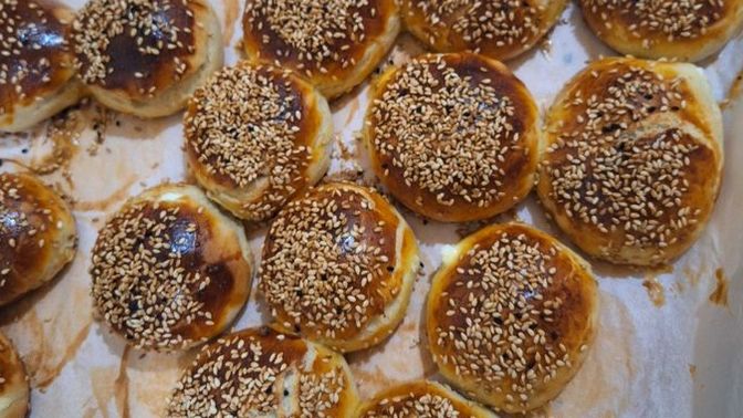 Sabah poğaça alacaktım kalmamış bende eve gelince poğaça yapmayı denedim sizce nasıl görünüyor 🙂?
