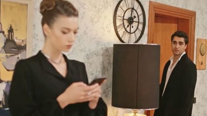 Hayatında biri varken Instagram'da sürekli kız ekleyen biri ne yapmaya çalışıyordur?
