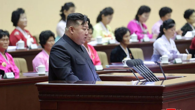Kim Jong-un, kadınların daha fazla doğurmasını isteyerek ağlamış. Neden daha çok çocuk öneriyorlar ki?