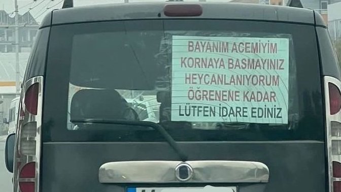 Bir kadın sürücünün arabasına yazdığı yazı gündem oldu! Çok tatlı değil mi?