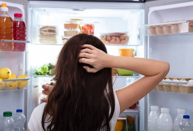 Evde kimse olmadığı zaman yemek yapmaya üşeniyor musun?