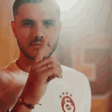 Erkeklerin icardi / futbolcu sevdaları neden bu kadar abartı oluyor?