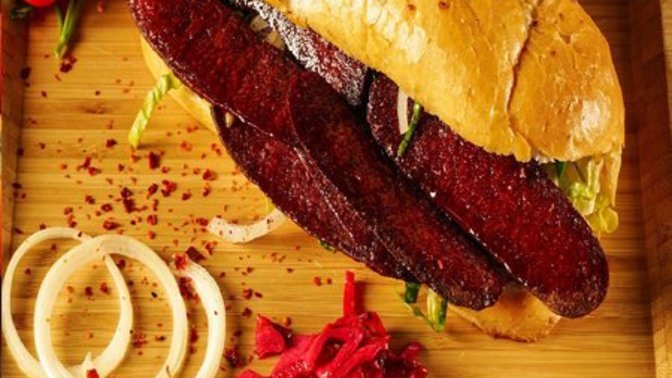 Köfte ekmek mi yoksa sucuk ekmek mi?