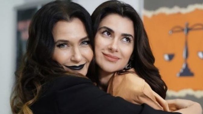 Kızlar birbirlerinin yanağını öpünce normal ama bu erkekler için niye saçma?