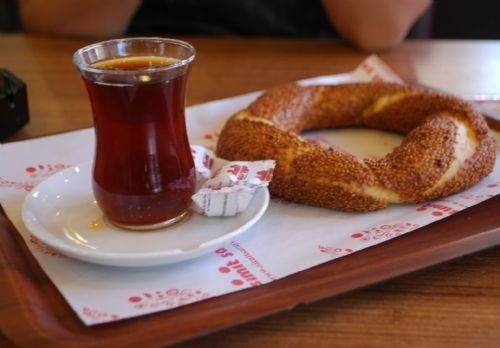 Bugün bir çılgınlık yapıp çayın yanına simit de söyledim. Millet para nasıl ezilirmiş görsün değil mi?