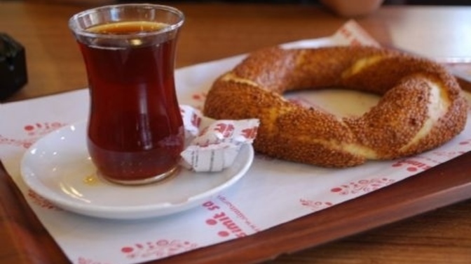 Bugün bir çılgınlık yapıp çayın yanına simit de söyledim. Millet para nasıl ezilirmiş görsün değil mi?