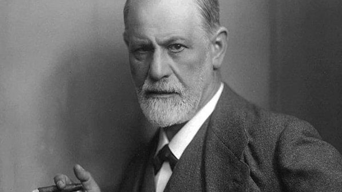 Freud un " İnsanlar saldırılara karşı kendini savunabilir ancak , iltifatlara karşı savunmasızdır" sözü size ne ifade ediyor?