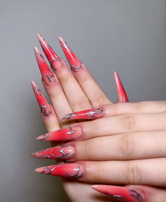 Kızlar, Tırnak bakımına ojeyi ve nail artı seviyorum ancak kapalı olduğum için tepki alıyorum bu kimi ilgilendirir?