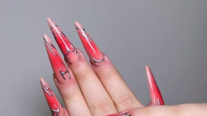 Kızlar, Tırnak bakımına ojeyi ve nail artı seviyorum ancak kapalı olduğum için tepki alıyorum bu kimi ilgilendirir?