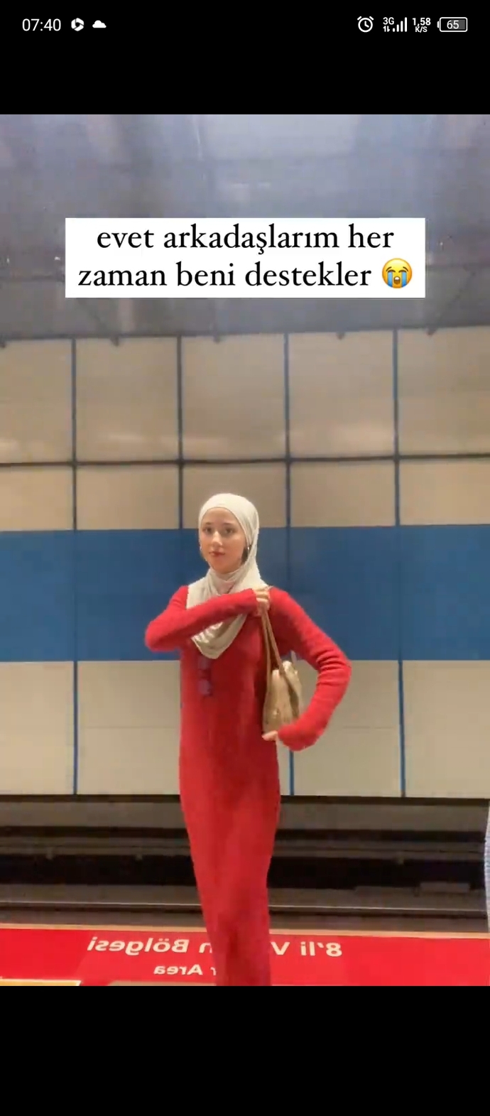 Bu elbiseyi atmış sana çok yakışır diye. Kapan demeye mi çalışıyor?