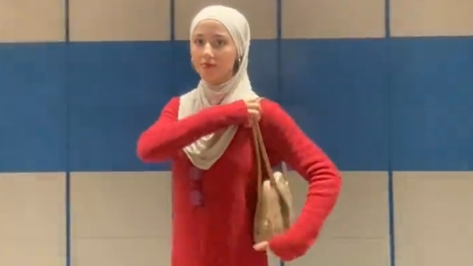 Bu elbiseyi atmış sana çok yakışır diye. Kapan demeye mi çalışıyor?