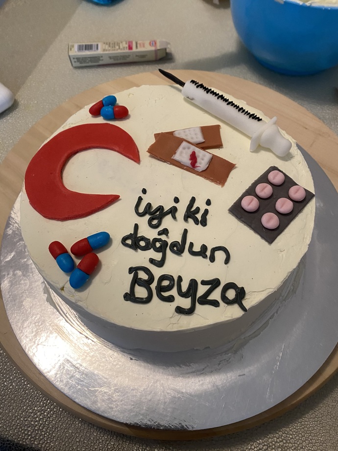 Bir hemşire adayı için yaptığım doğum günü pastası nasıl olmuş?