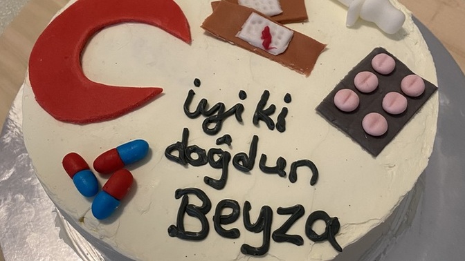 Bir hemşire adayı için yaptığım doğum günü pastası nasıl olmuş?