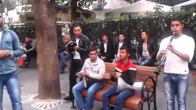 Sokak sanatçılarını sever, dinler misiniz?